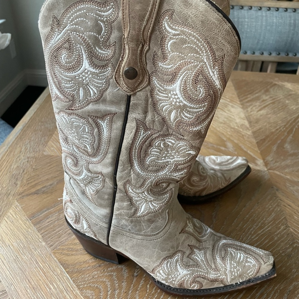 Corral cowgirl embroidered boots size 7M